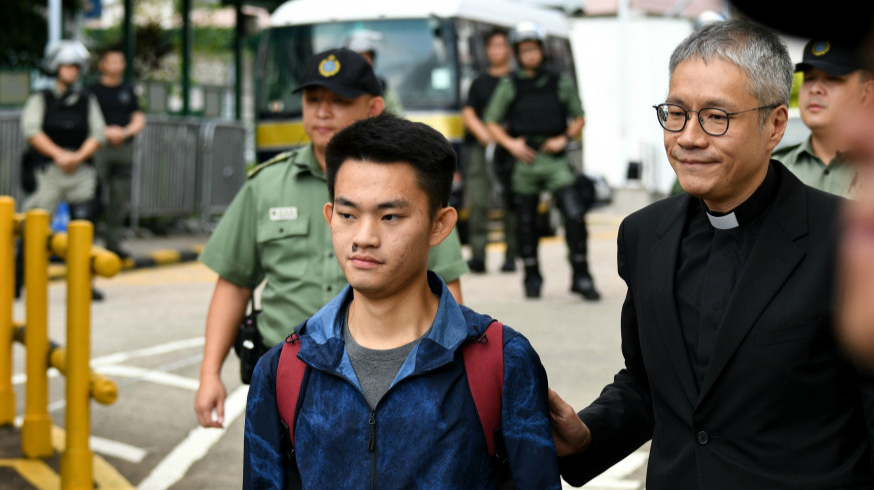 觸犯修訂《逃犯條例》的台灣殺人案疑犯陳同佳，去年10月因洗黑錢案出獄後，曾公開表示會到台灣自首，惟至今近一年仍未成行。遇害少女潘曉穎的父母向陳同佳發公開信，要求他親自回應何時到台灣自首。