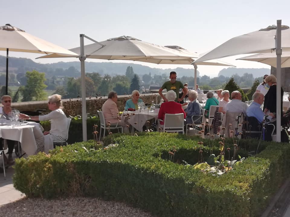 met_jehart's tweet photo. Na een succesvolle 'Haw Pin' (houd moed) actie in #Maastricht kon Stichting Met je hart Maastricht gisteren ouderen uitnodigen voor een geweldig etentje op #Château #Neercanne. Wat een fantastische middag 🧡❤️🧡
#eentegeneenzaamheid #samenbenjenietalleen #metjehart #hawpin https://t.co/5STp8n3uQl