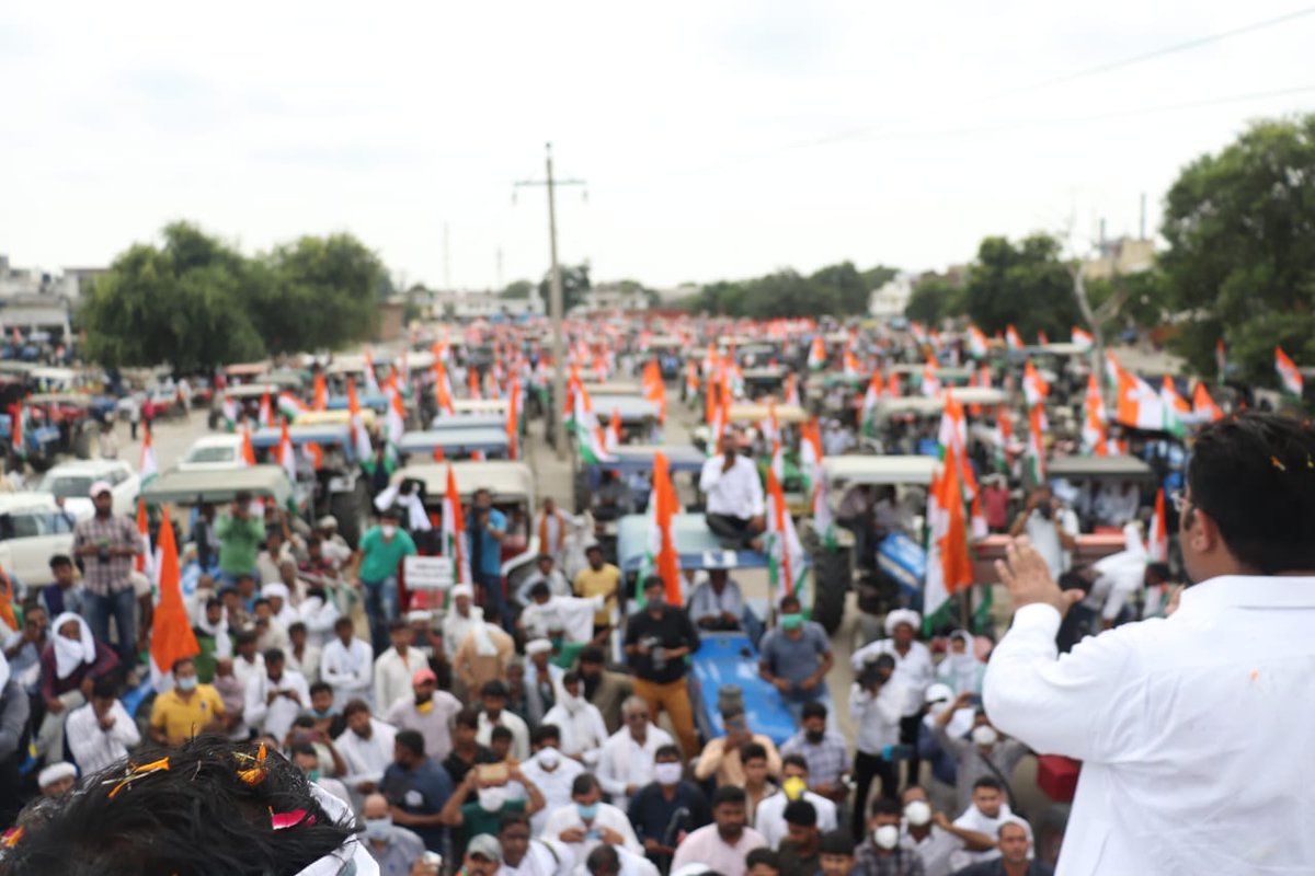 IYC National In-charge Shri @Allavaru and National President Shri @srinivasiyc joined by IYC leaders and a multitude of farmers and youth of Haryana, addressed the sea of supporters and flagged off the Kisan Aakrosh Tractor rally in Panipat. #IndiaDoesntTrustModi