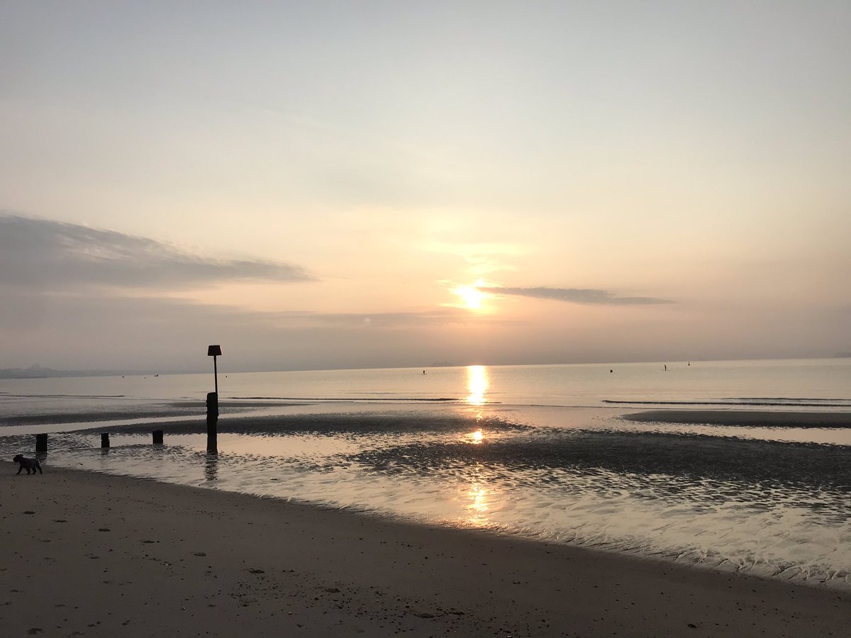 CalmHolmes's tweet photo. Bournemouth beach at 7.00 am, and yes I did have a swim. So glorious, quiet and beautiful #PerfectWayToStartTheDay https://t.co/2EN6eV4v0X
