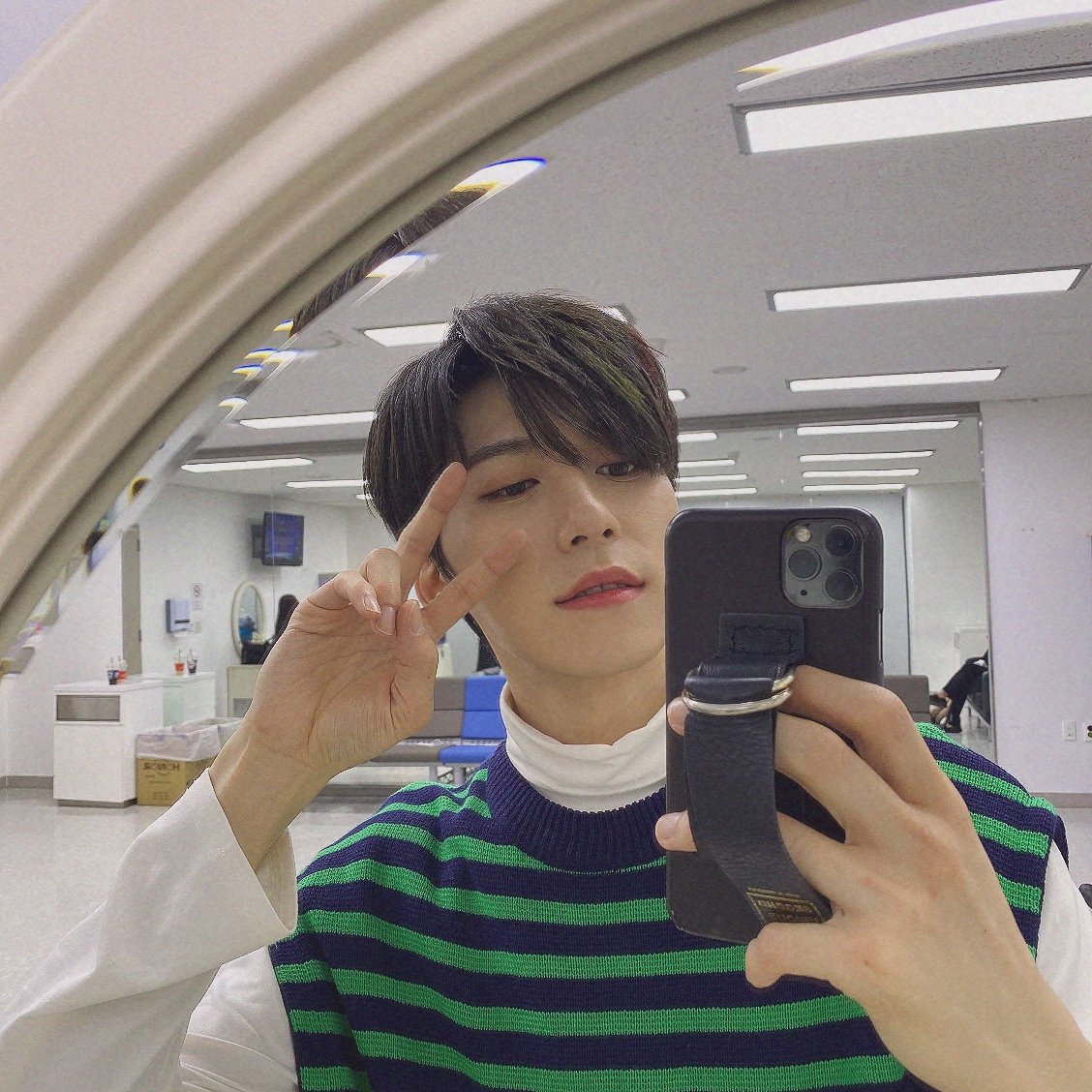 official_ONEUS's tweet photo. [#건희]
이따 쇼챔에서 만나🕶💚🖤 https://t.co/6Cc8utvkTA