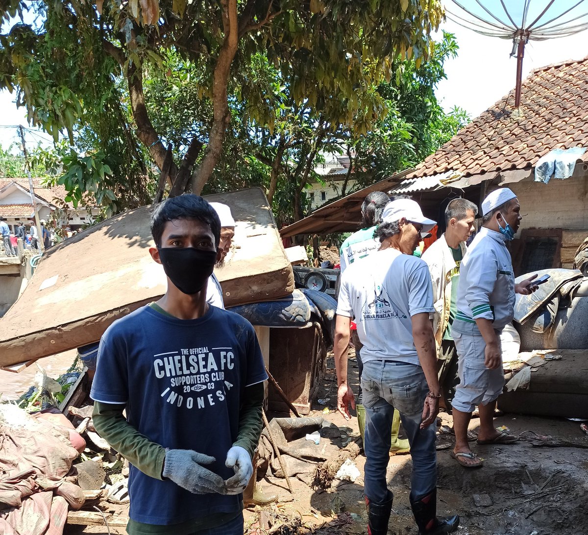ibf1311's tweet image. Hari ke dua di lokasi bencana banjir uapan sungai Kp Nyangkoek, Desa Nyangkoek, kec. Cicurug bermitra dengan bapak-bapak TNI Laskar FPI Kab. Sukabumi kembali membersihkan endapan lumpur di rumah² warga.

@hilmi_fpi_
#thisiscisc