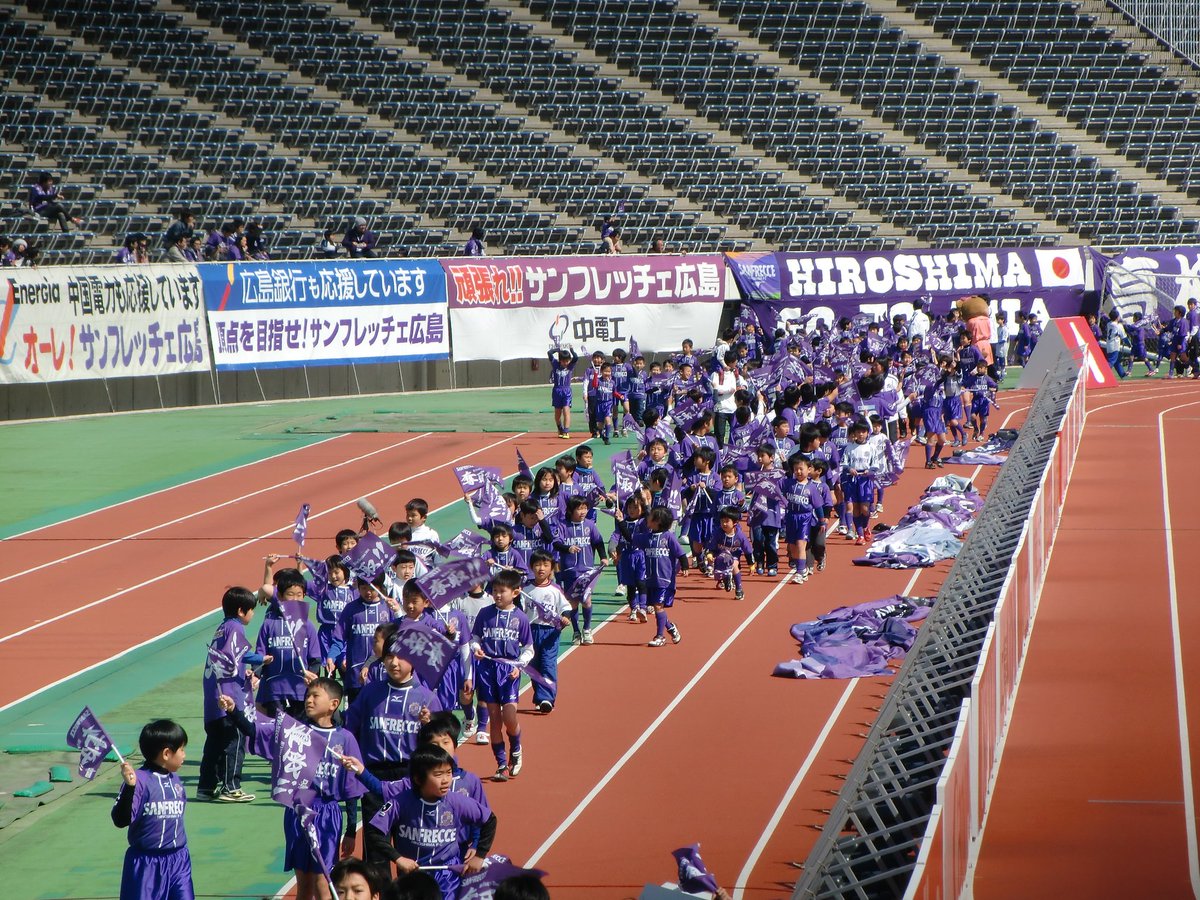 ともさん Tomosan サッカーユニフォームの世界 ユニフォームの妄想第十弾 リクエストいただいたのでpsgを参考に 個人的には気品あるpsgのアウェイが好きなので昨季 今季の二種類を アルファベット込みのナイキロゴもいいなぁ サンフレッチェ