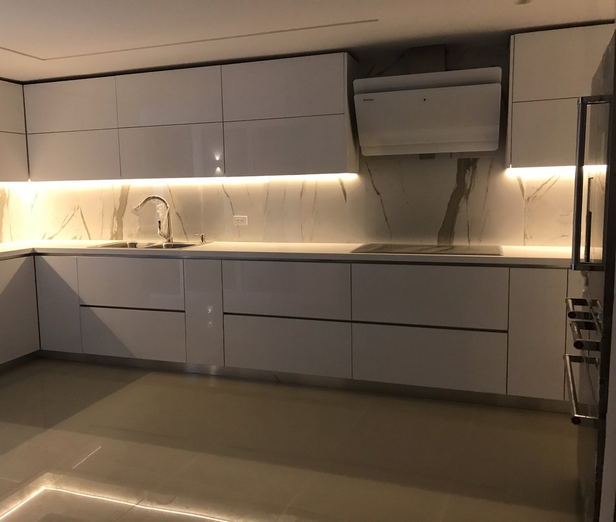 JISOIluminacion's tweet image. Uppertechnology a opté pour nos bandes LED pour éclairer cette cuisine, en obtenant une luminosité lumineuse spectaculaire, en obtenant une apparence impeccable.

#éclairage #éclairagedesign #éclairagecuisine #bandesLED #éclairagetechnique #Espagne #JISOIluminación