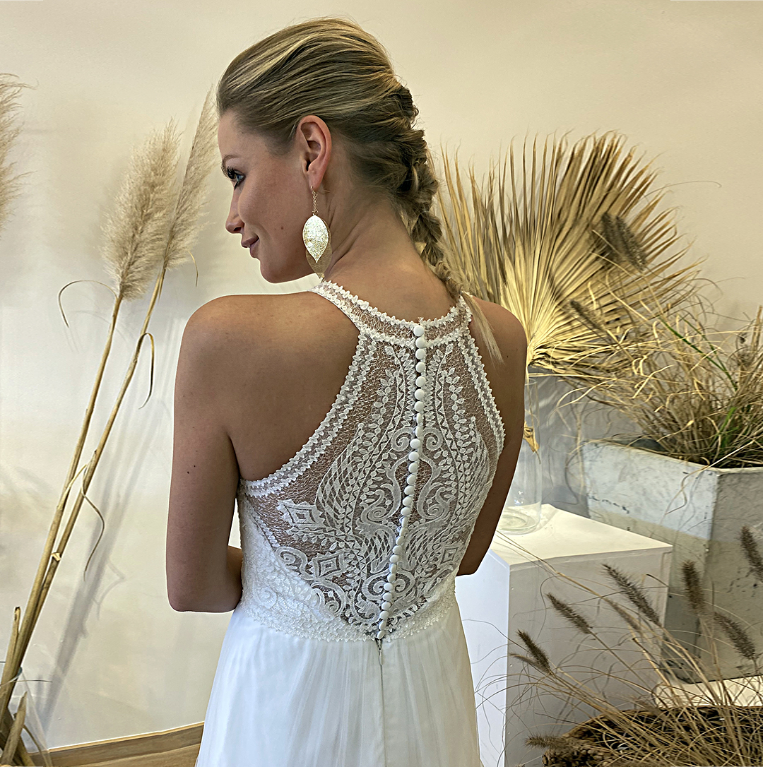 LineaRaffaelli's tweet photo. Bohemian wedding dress with a lace back & flowing tulle skirt #LineaRaffaelliBridal #weddingdress #bridaldress #bohemianweddingdress #illusionback #laceback #bride #SayIdo #Bridetobe #bohoweddingdress #sleeves #lace #tulleskirt #flowerlace #trouwjurk #bruidsjur https://t.co/61ERfo6D6s