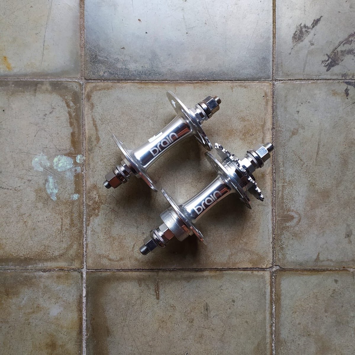 wweirdddd's tweet photo. READY
Hub Brain 32 hole
Include cog 17t dan lockring
Kondisi baru
Hub ringan dan loncer
harga : 500 ribu
Kirim kirim amanah
Wa : 082197641044
#fnfjb #fixie #fixiesurabaya #fixieindonesia #jualpartfixie #fixiebikemarket #jualfixedgear #fixiesidoarjo #fixiebali #fixiesolo https://t.co/bH70KVXC9A