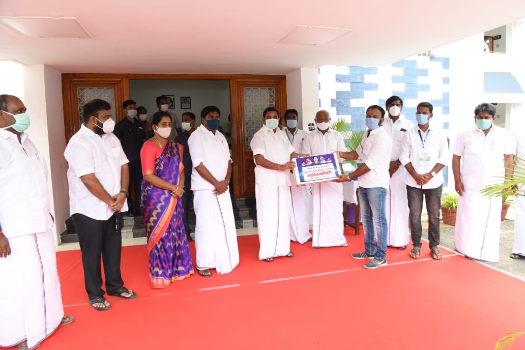 satyenaiadmk's tweet photo. மக்களைத் தேடி அரசு என்பதற்கு செயல்வடிவம் கொடுக்க அரசு நலத்திட்டங்களை சமூகவலைதளங்களின் மூலம் மக்களிடம் நேரடியாக சேர்க்க அதிமுக ஐடிவிங் நிர்வாகிகளுக்கு மாண்புமிகு @CMOTamilNadu அவர்கள்,ராமநாதபுரம் மாவட்ட செயலாளர் @MAMaiadmk ஏற்பாட்டின் பேரில் மடிக்கணினிகள் வழங்கினார்.

@saraditoo7 https://t.co/03rejqMVnz