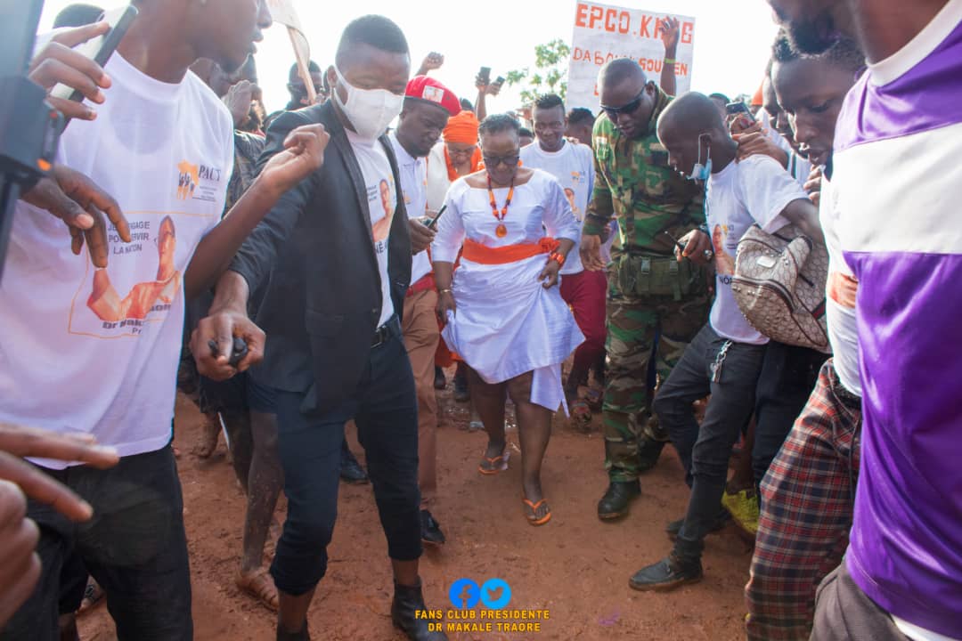 ClubMakale's tweet photo. Dr Makalé Traoré, comme tous les citoyens venus l'accueillir, n'a pas hésité de marcher dans la boue. Une présidente très proche du peuple https://t.co/heKULsIlrK