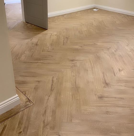 CarpetMan_AMC's tweet photo. A luxury fit of @AmticoFlooring Spacia in col: Featured Oak laid herringbone, installed throughout the whole of downstairs, a practical and durable finish for a high traffic home.
A stunning installation in a beautiful home. https://t.co/nhVWfPJT9A