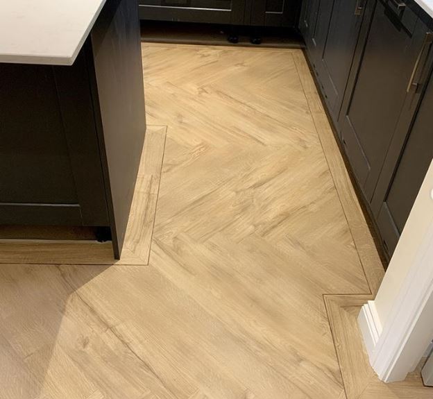 CarpetMan_AMC's tweet photo. A luxury fit of @AmticoFlooring Spacia in col: Featured Oak laid herringbone, installed throughout the whole of downstairs, a practical and durable finish for a high traffic home.
A stunning installation in a beautiful home. https://t.co/nhVWfPJT9A
