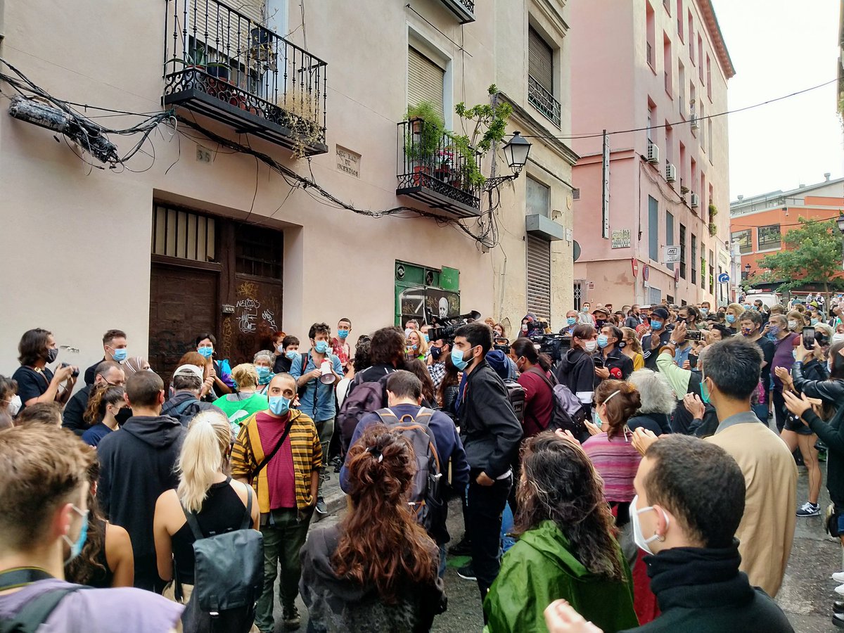 PAHCentroMadrid's tweet photo. Ya estamos en #Olmo35 acompañando a Paco y a Jackie
#Olmo35SeQueda https://t.co/4AeFkkwLTd