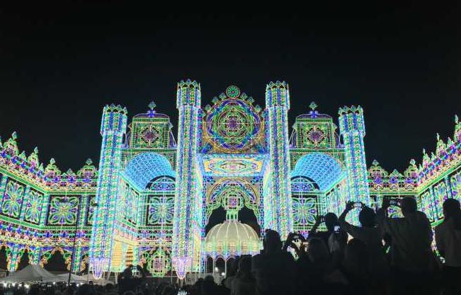 AiseStampa's tweet photo. Si resta incantati davanti alle luminarie allestite a Scorrano in onore della patrona Santa Domenica
Imponenti architetture eseguite da artigiani pugliesi accendono la #FestadellaLuce che illumina il cuore grande dei pugliesi nel mondo.
Scoprila qui 👉 https://t.co/S2P9rp8TJL https://t.co/BZjFrPQl2X