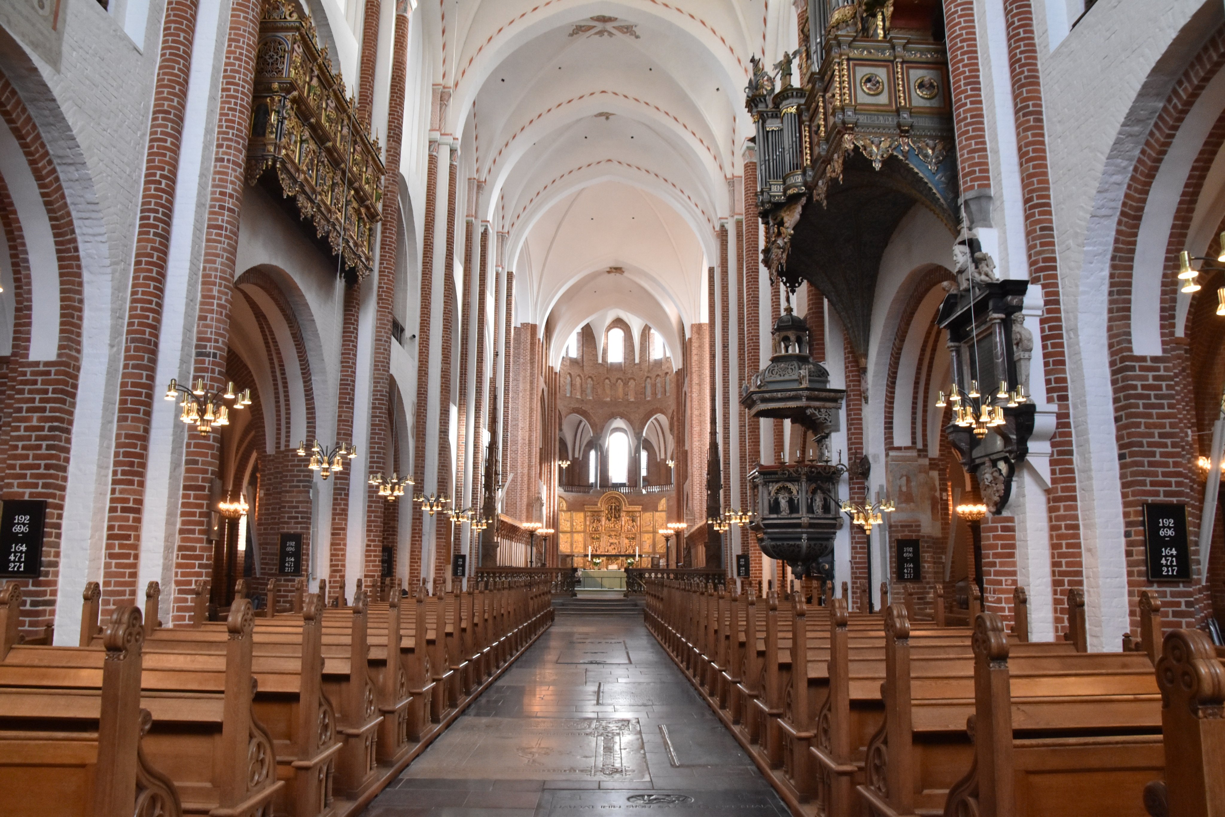 たまに飛びます 国内外 海外旅行 世界遺産 デンマーク ロスキレ Denmark Roskilde 18年2月 デンマークのロスキレ大聖堂 Roskilde Cathedral へ 2月でも寒くなかった 近くの入江は凍っていて 白鳥が群れていた 12 13世紀ロマネスク様式とゴシック