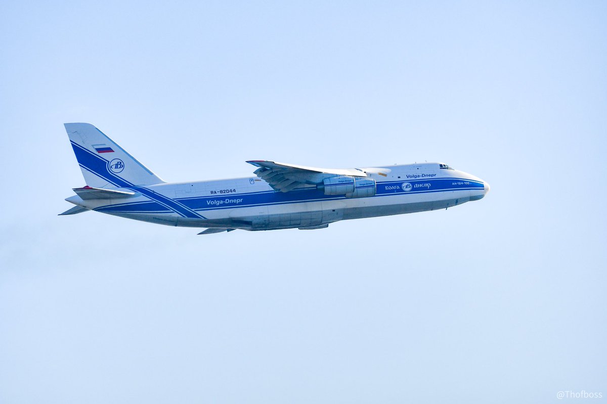 THOFBOSS's tweet photo. Ça tourne à @aeroport_tls #an124 #a350 #yellowpattern https://t.co/CtKiQ1w01k