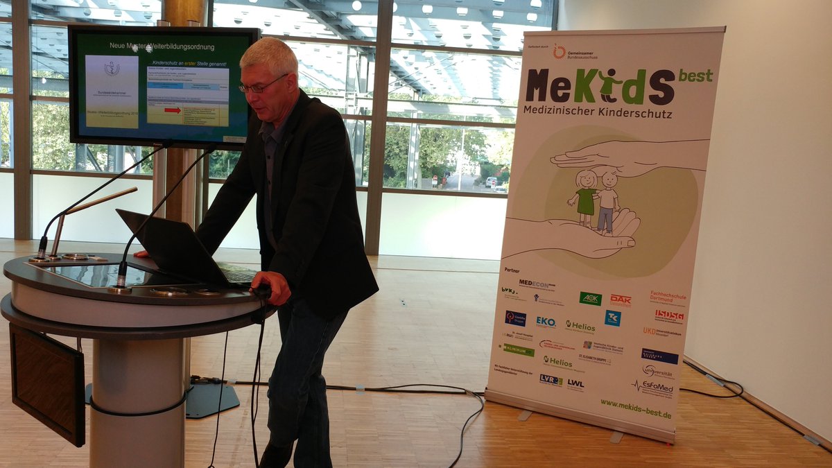 TKinNW's tweet photo. Bis Mitte der 2000er gab es in Deutschland kein Fachbuch zum medizinischen #Kinderschutz: @DgkimE-Vorsitzender Dr. Bernd Herrmann beim # MeKidsbest-Kongress. Jetzt im Livestream: https://t.co/apjcgJFDkl https://t.co/2pu6EJQbzC
