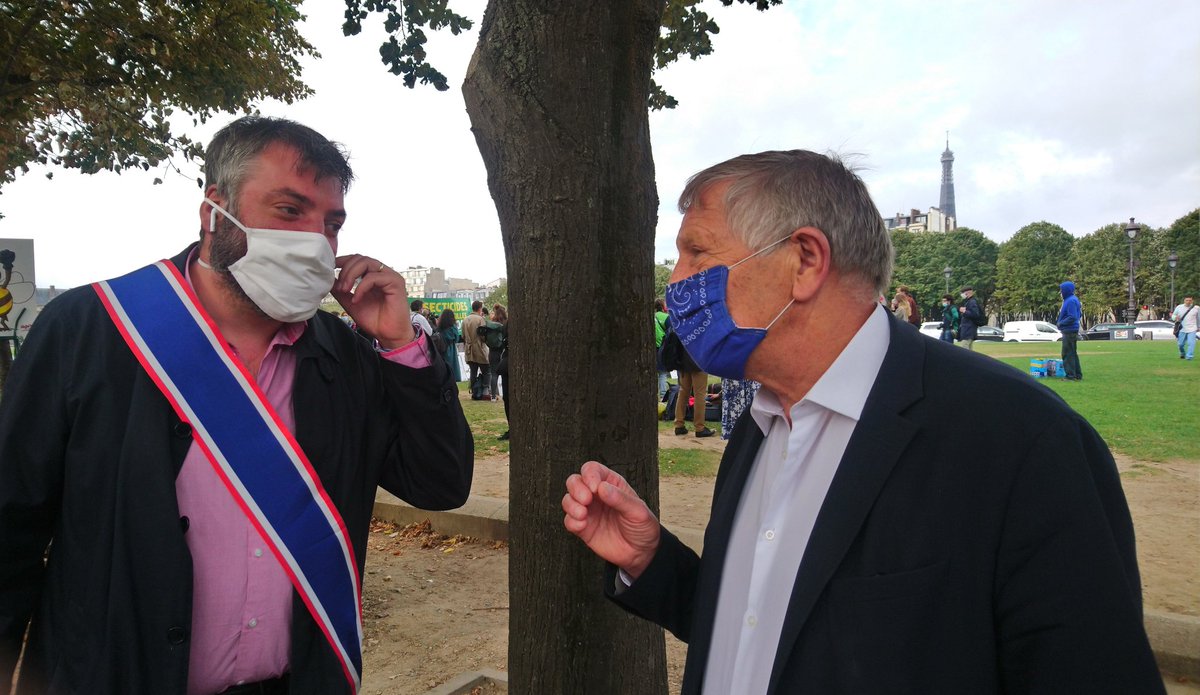 JKrabal's tweet photo. Discussion avec un conseiller régional sur la question des abeilles et des néonicotinoïdes, après des discussions poussées jusqu'au petit matin en Commission du développement durable. Je propose à #Pollinis de se mettre autour de la table avec les élus, agriculteurs et sucriers https://t.co/NgUtia67Np