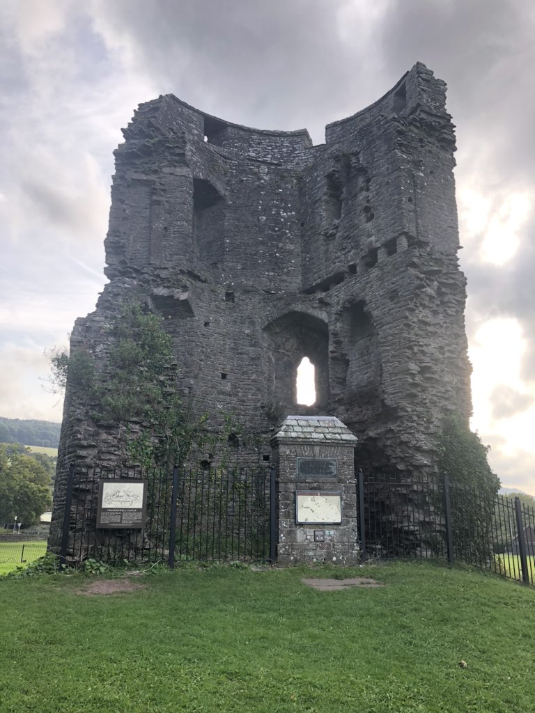 HippieRecovery's tweet photo. Early morning walk around the gorgeous Crickhowell. #wales #vaneo #vanlife #travel #river #bridge #church #castle #canalboat #canal #couplegoals https://t.co/M0mAziK23L