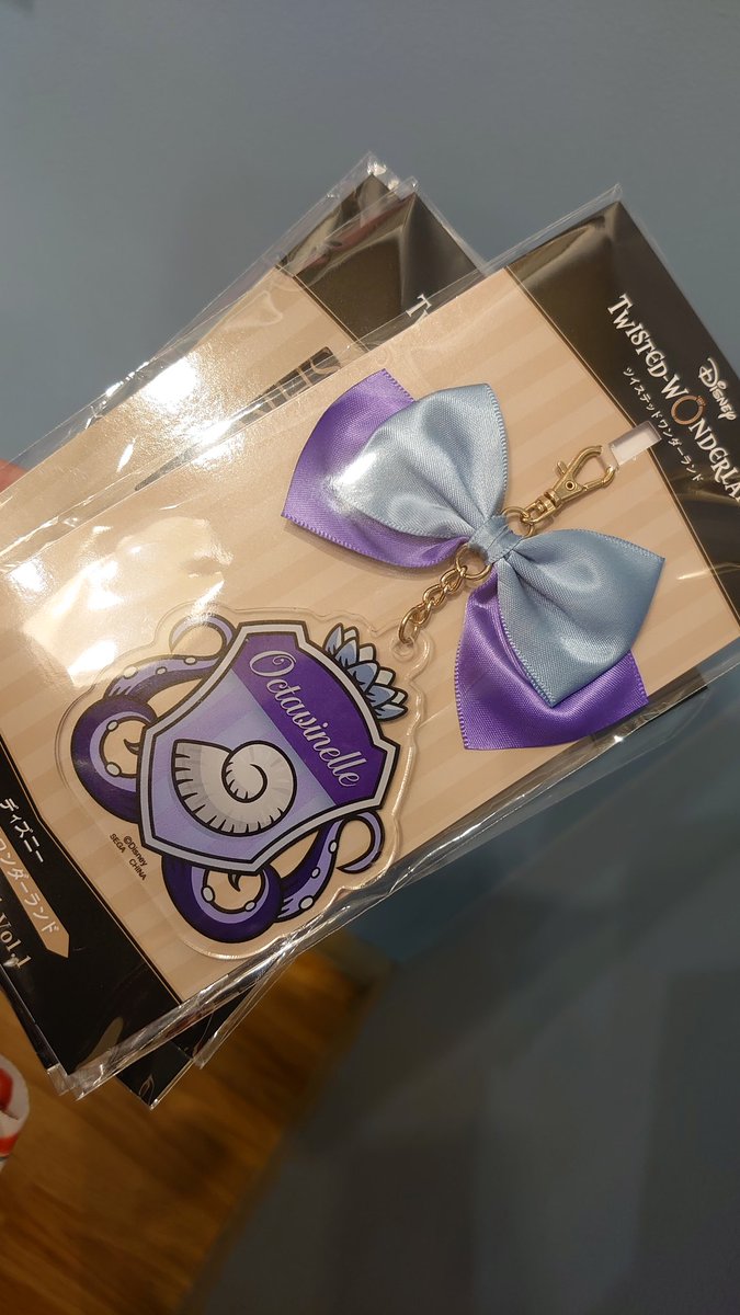 どなたかツイステプライズ品いる方いますかね…白紙になっちゃったので…欲しい方一応1点1500円～になります…。
異種プライズ品アズールでも構いませんが…。
フォロワーさん優先ですが、
FF外からでもどうぞ。
固定ツイート必読です。