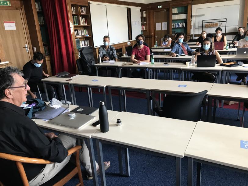 SPEAPSciencesPo's tweet photo. Jeudi dernier, c'était la rentrée pour la promo 2020-2021 du Master #SPEAP @sciencespo ! Rencontre avec l'équipe pédagogique &amp; conférence de @BrunoLatourAIME "devant" le Royal Anthropological Institute (à distance) : "Land and People, once Again". #criticalzone #lockdown #COVID19 https://t.co/KXkXhYevej
