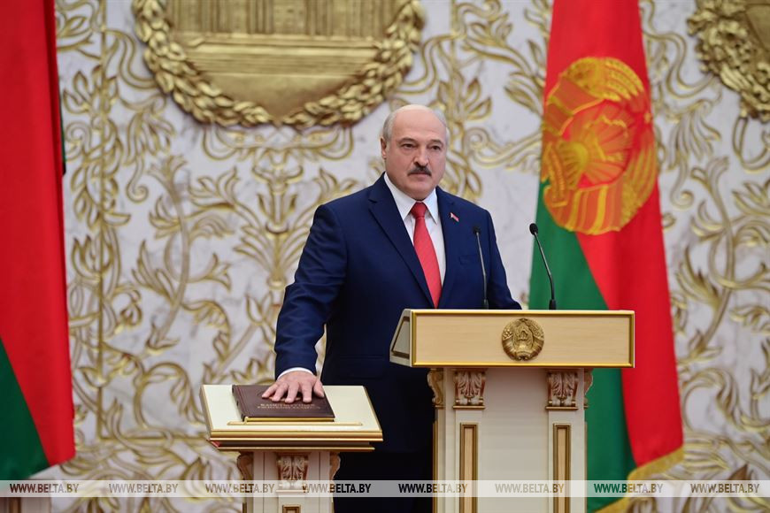 Iznenada i bez najave: Aleksandar Lukašenko prisegnuo za novi predsjednički mandat, Bjelorusiji prijete sankcije EilrE_3WAAAx6tR?format=jpg&name=900x900