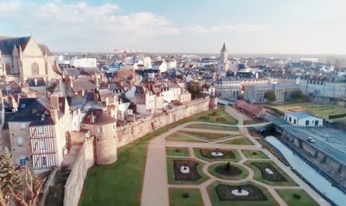BreizhWeCan's tweet photo. C’est une magnifique cité à l’univers médiéval où s’entremêlent terre et mer.

Saurez-vous reconnaître ce coin de #Bretagne vu du ciel ?

🕵🏻‍♂️ Indice : Darioritum

#MagnifiqueBretagne https://t.co/ShcjGgUklc