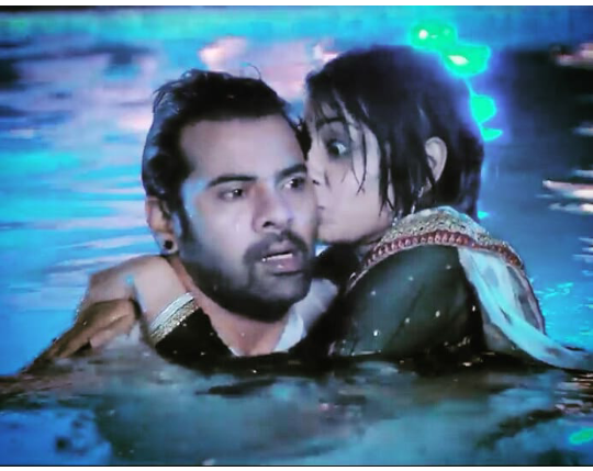 ReetuCharan2's tweet photo. Kisssssssi 🙊🙈
Mokay pe Choka 😜😂

#SritiJha #ShabirAhluwalia #AbhiGya #Fuggy #rockstar #AbhiPragya #kumkumbhagya https://t.co/SzNQDa9q1d