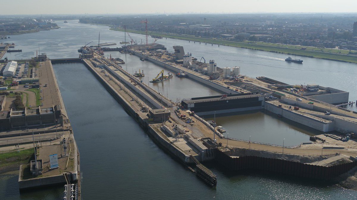 micheleblom's tweet photo. #RWS en aannemerscombinatie #OpenIJ realiseren de nieuwe zeesluis bij IJmuiden. Een echt kunstwerk van gigantische proporties. Deze dagen is de eerste sluisdeur geplaatst. Proficiat aan alle harde werkers 👍 https://t.co/SG04fj5pYy