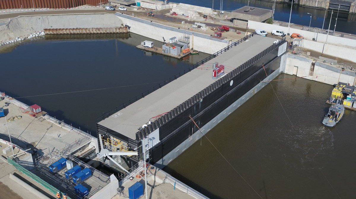 micheleblom's tweet photo. #RWS en aannemerscombinatie #OpenIJ realiseren de nieuwe zeesluis bij IJmuiden. Een echt kunstwerk van gigantische proporties. Deze dagen is de eerste sluisdeur geplaatst. Proficiat aan alle harde werkers 👍 https://t.co/SG04fj5pYy