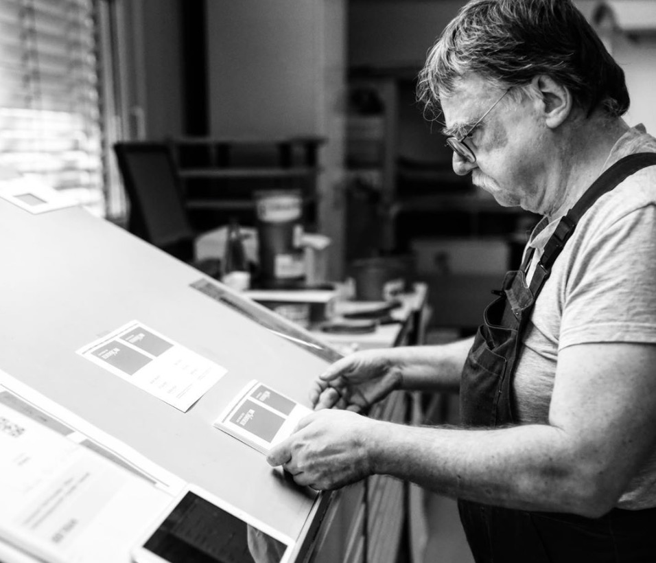 Währenddessen: In unserer Manufaktur werden unsere neuen Visitenkarten produziert. Stay tuned!