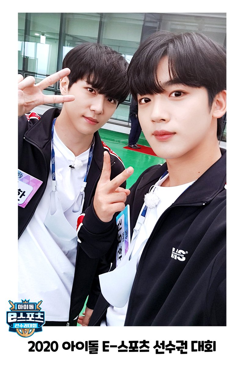 withMBC's tweet photo. [2020 추석특집 아이돌 E-스포츠 선수권 대회]
Behind Photo - Selfie ✌

Today's IDOL
#오마이걸 (#미미 #비니)
#위아이 (#김동한 #김요한)

#MBC #추석특집 #아이돌E스포츠선수권대회 #아이대 https://t.co/HDkDtNc0EW