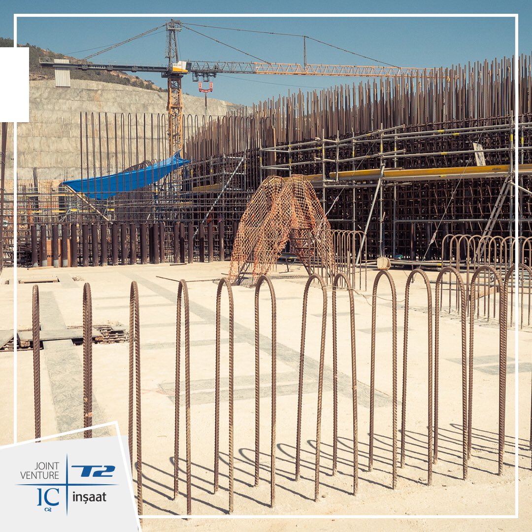 ict2jv's tweet photo. Türbin binasının temeline 3.200 ton donatı koyulmuş; 363 destekleyici karkasla ek mukavemet kazandırılmıştır. Beton plakasının alanı 5.814 m2, derinliği ise -12,5 metreden -7,1 metreye kadar değişmektedir. Temel plakasının yüksekliği, 5,4 metre ile 2 metre arasında değişmektedir. https://t.co/pkkNLtzYkG