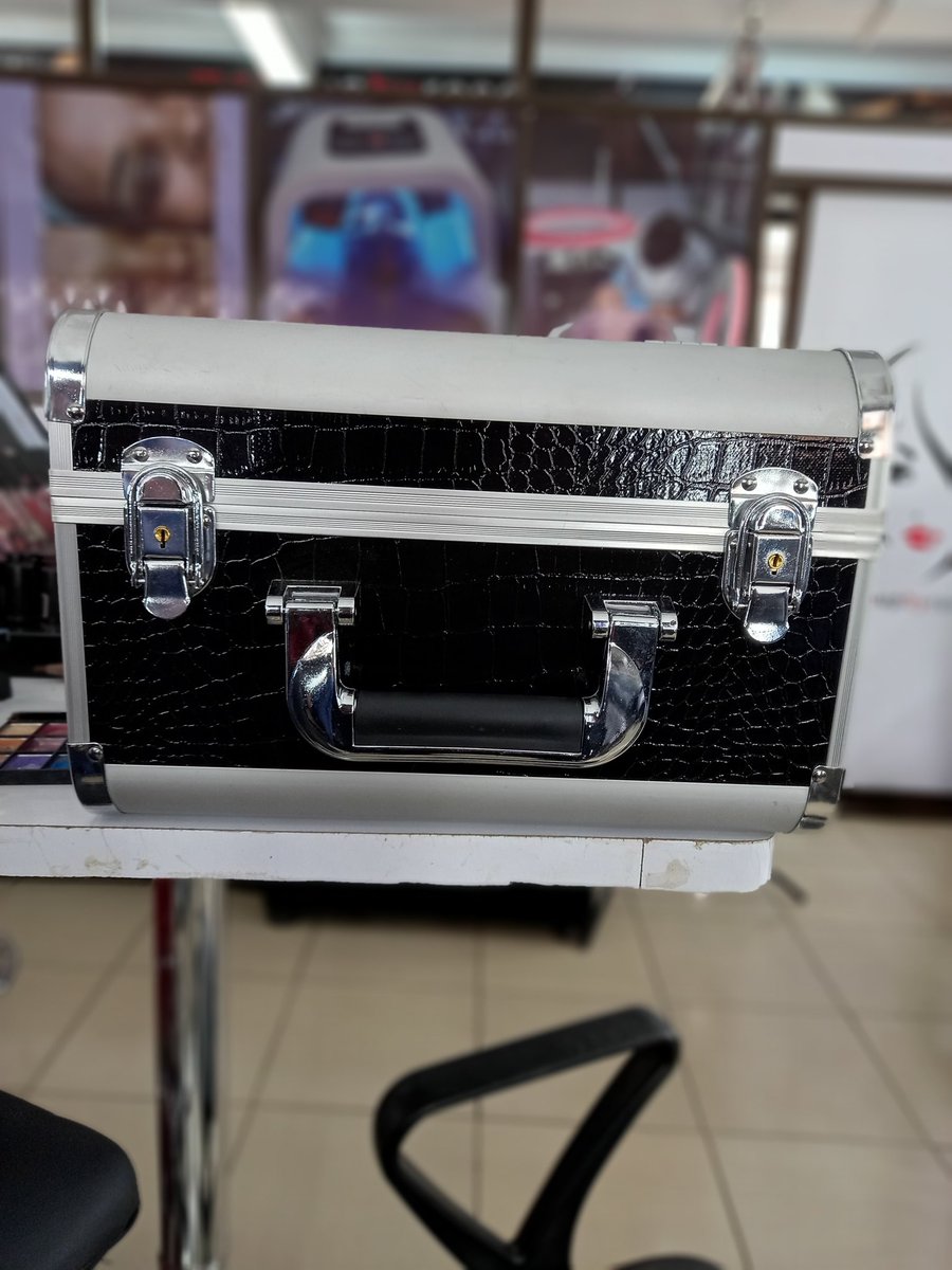 RubyellaK's tweet photo. Maku up kits on OFFER!!!
@Ksh 10,000 instead of ksh 12,000

~0721295541/0799122160
~Old mutual building on Kimathi street,  3rd floor,  room 327
#Thikaroad
Dissolve Parliament https://t.co/i3LrmW2b9O