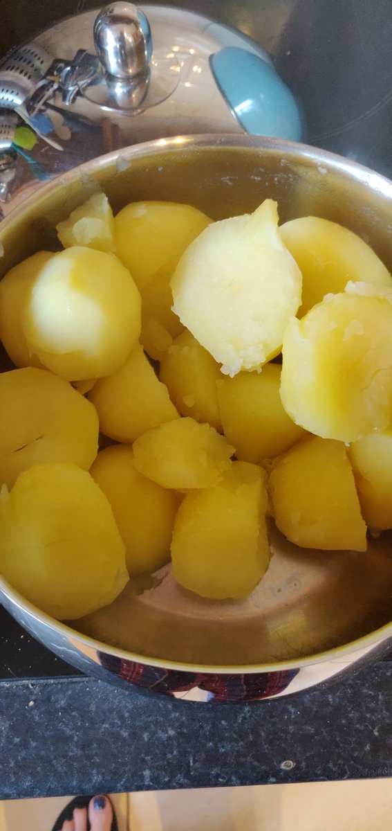 Céim 7: teem the potatoes! Pour off all the water. Then let the potatoes rest for about 5 minutes. My mam has always done a double layer of kitchen paper between the lid and the pot: it absorbs the steam to let the potatoes dry out a little, while not letting all the heat out.