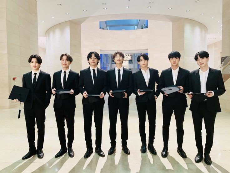 armynatorangel's tweet photo. 2018 : Speak Yourself 
2020 : Let’s live on , Life goes on 
2020 : Class graduation speech 
2020 : Blue House President Moon speech 

#BTSxUNGA Thank you BTS for your beautiful speech 💜 https://t.co/1YUuuChOGw