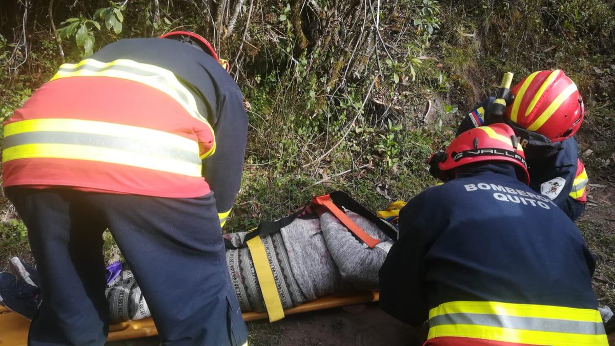 PeriodismoP_Ec's tweet photo. 🔴 ATENCIÓN | En #Quito un  camión de tanques de gas se cayó a una quebrada en el sector de la #Pulida, informa @ECU911Quito. En la zona se realizan las labores de rescate de los ocupantes del automotor. https://t.co/sB3c6ecOnN