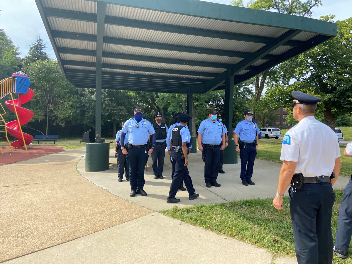SLMPD's tweet photo. Yesterday afternoon, #District5 held a #CommunityRollCall in the 5800 Block of Cabanne.
#OperationPolarCops also stopped by to give out some tasty treats! π¦ https://t.co/0ZabFLElxA