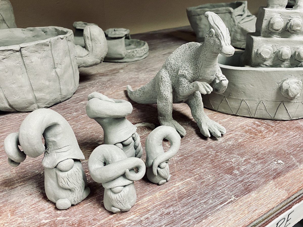 Give me all the cute little sculptures to fire! 💚
#ceramics #highschoolceramics #advancedceramics #ceramicdesign #highschoolartteacher