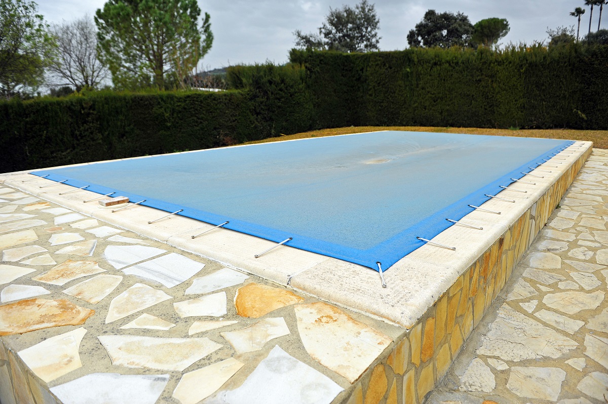 vipHomeLink's tweet photo. BRR! As temperatures drop, remember to close up your pool before it freezes. Consistent 65 Degrees F or below means itβs time to end summer. Call your pool company at least two weeks out to get it closed up in time. Learn more: https://t.co/tbnGTOudH2 #VHLtips #PoolHacks https://t.co/zKWM8QZeXC