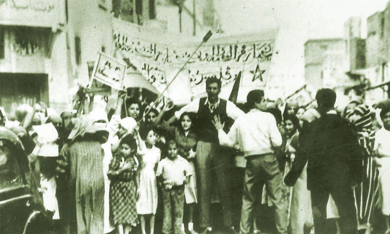 De ce fait, ce drapeau restera l& #39;emblème qui va définir la nation marocaine. Il sera utilisé parmi ceux qui libéreront le pays.Therefore, this flag will remain the emblem that will define the Moroccan nation. It will be used among those who will liberate the country.