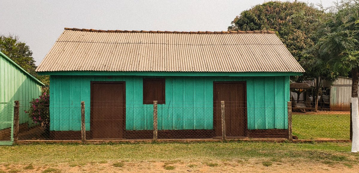El día está hermoso y no hay forma en que no piense en casas paraguayas de color verdeagua ¿conocés alguna? Empiezo yo: Casa verde agua con tablas de madera en General Higinio Morínigo