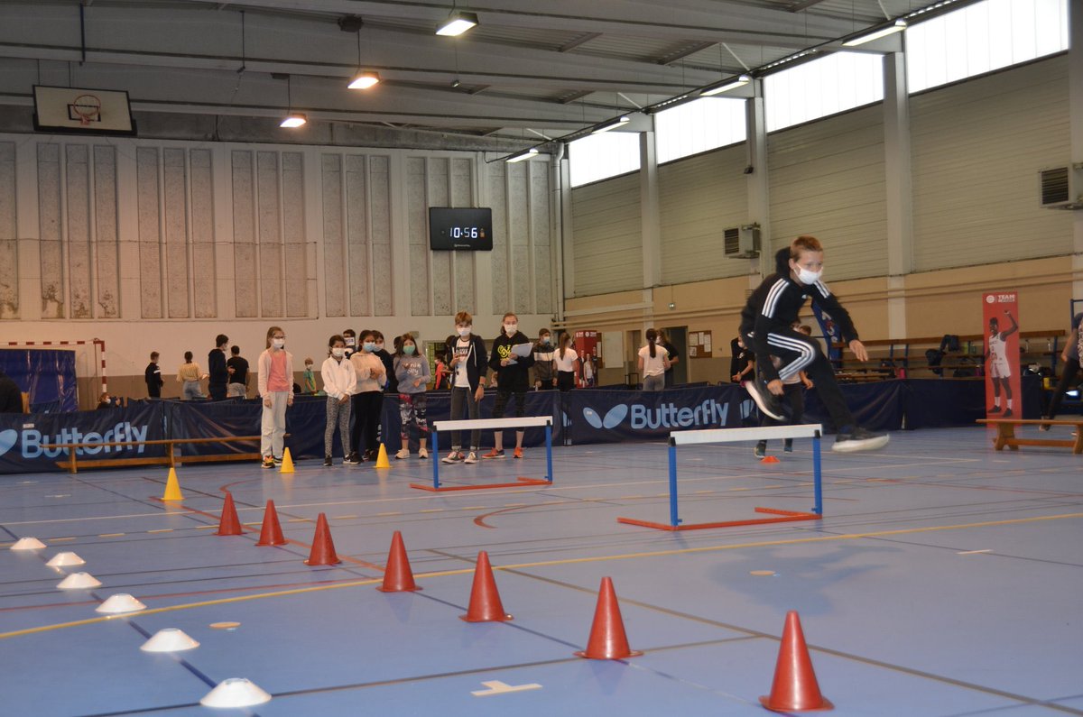 lamayenne's tweet image. C'est la journée nationale du sport #scolaire ! De nombreuses activités autour de @Paris2024 ! Notre champion Gabriel Bordier, s'est confronté aux élèves du collège Jules Renard de Laval dans une course de 2 024 mètres ! Un beau challenge relevé avec brio ! #Paris2024 #JNSS2020