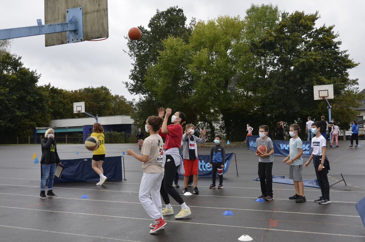 lamayenne's tweet image. C'est la journée nationale du sport #scolaire ! De nombreuses activités autour de @Paris2024 ! Notre champion Gabriel Bordier, s'est confronté aux élèves du collège Jules Renard de Laval dans une course de 2 024 mètres ! Un beau challenge relevé avec brio ! #Paris2024 #JNSS2020