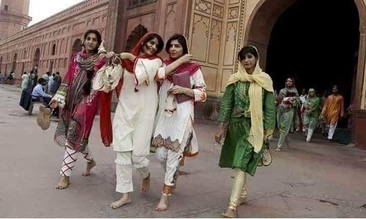 _um_71's tweet photo. بادشاہی مسجد اور فیصل مسجد سے یا تو مسجد کا نام ہٹا دو یا پھر مسجد کی بے حرمتی روکو یہ کویئ سیر گاہ یا بے حیاہ عورتوں کا کلب نہی اللہ کا گھر ہے, نماز ادا کرنی کی جگہ ہے۔ اچھی بات پھیلانا صدقہ جاریہ ہے۔۔۔ https://t.co/WpdJxTY9Wb