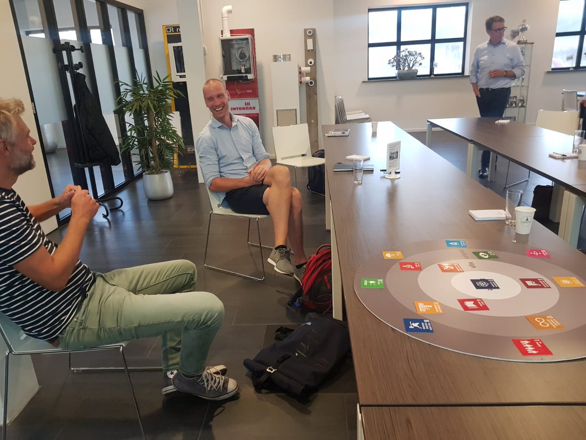 Sinzer_org's tweet image. Deze maand weer 2 workshops #SDGs voor @TheNewBuilders : "Op welke SDGs kan The New Builders het meest positieve impact maken?". De verschillende visies van de groepsleden leverden interessante gesprekken op: waarom legt de één SDG 3 in het midden, en de ander 11 of 17?