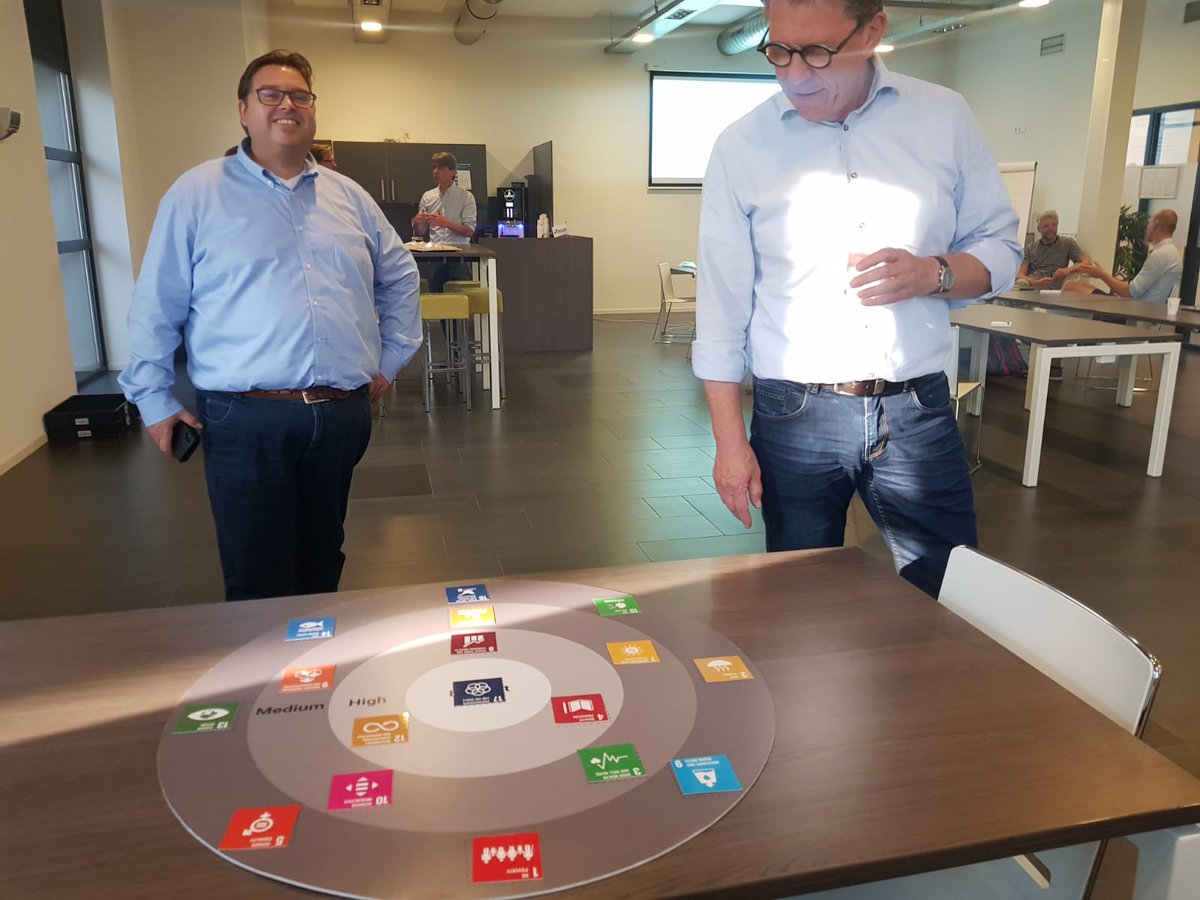 Sinzer_org's tweet image. Deze maand weer 2 workshops #SDGs voor @TheNewBuilders : "Op welke SDGs kan The New Builders het meest positieve impact maken?". De verschillende visies van de groepsleden leverden interessante gesprekken op: waarom legt de één SDG 3 in het midden, en de ander 11 of 17?