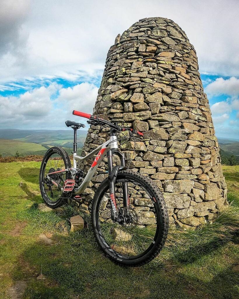 TotalMTB_'s tweet photo. .@mtb.julie - 🖤 5 Alive up with one of the three brethren in Yair from yesterday 🖤 suuuuuch nice views from up here 😍 and such a lovely day yesterday which I feel we haven’t had in a while haha ☀️
.
.
.
FOLLOW & TAG FOR A SHARE
.
#TotalMTB #LetsAll… https://t.co/2LCvPorabd https://t.co/RmKSBPnLL5