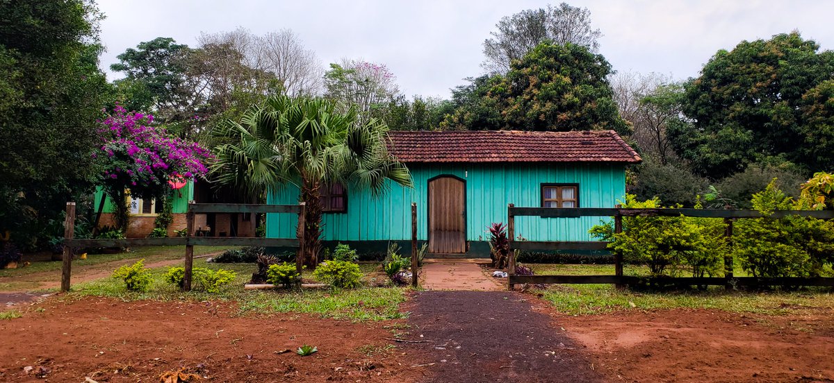 Siempre que pienso en la númber guan de la casa paraguaya verde agua con tablas de madera está -con pocas pruebas pero casi sin dudas- la de Curuguaty.
