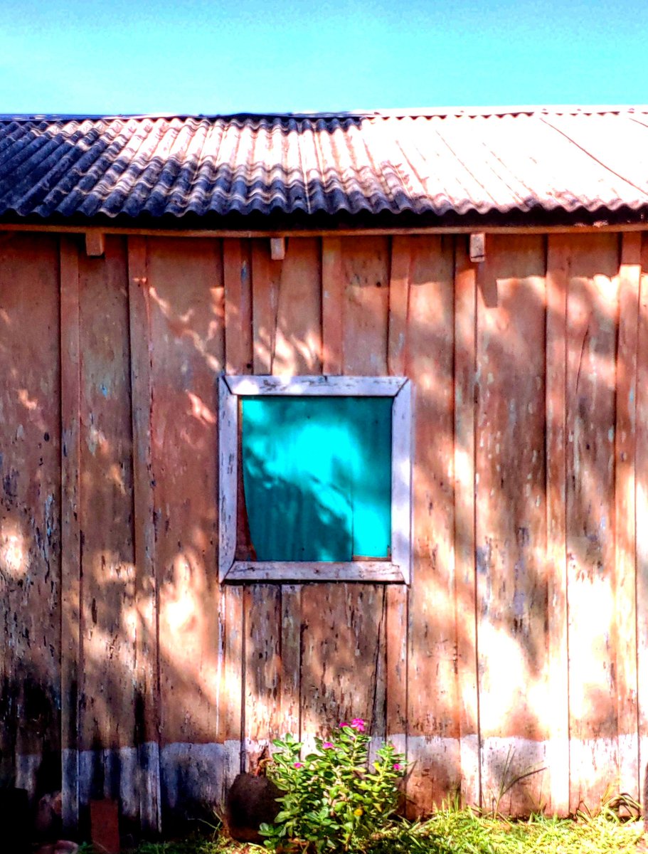 Detalle de ventanita verde agua. Casa de tablas de madera en Karapa'i. Amambay.