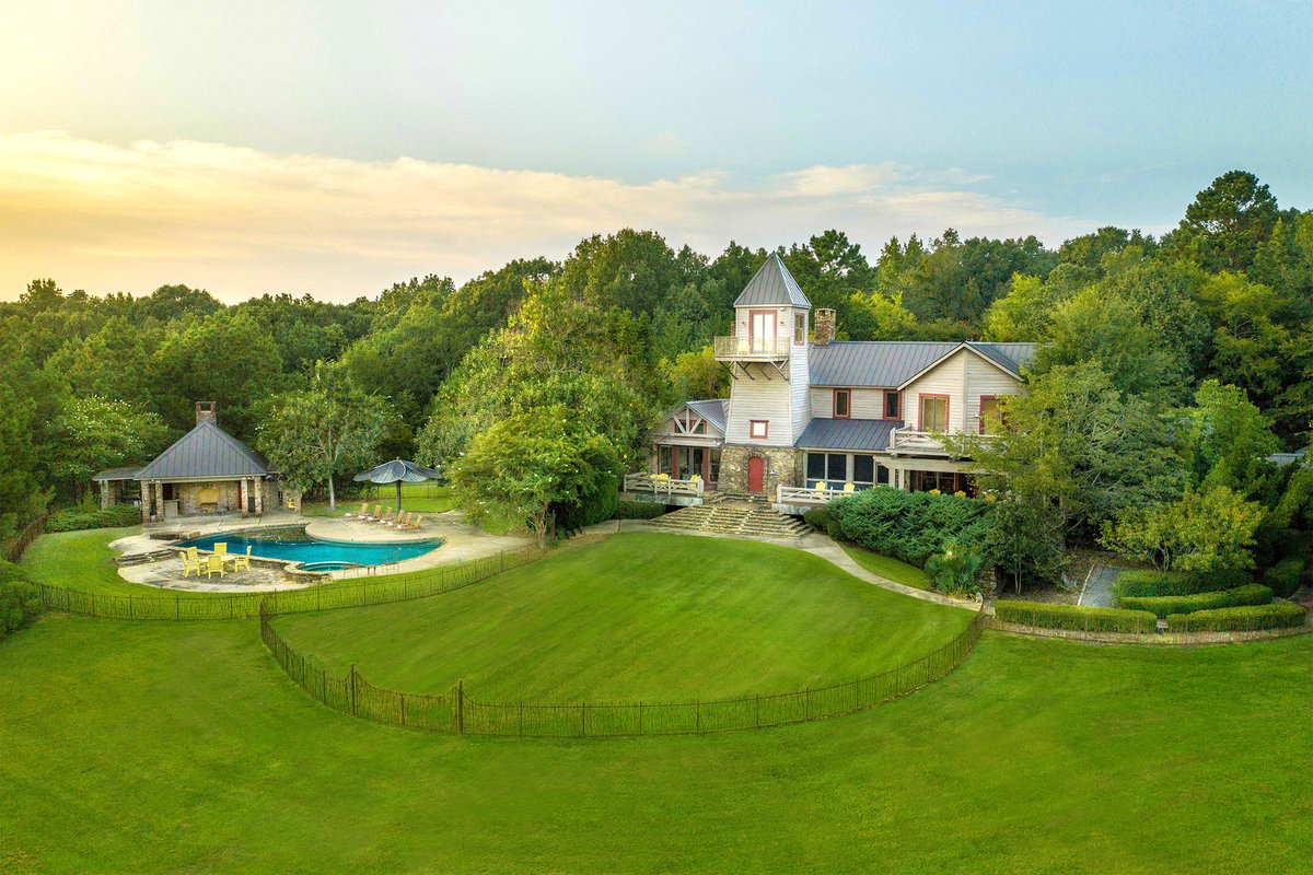 Gri5thMedia's tweet photo. @DeionSanders @mslatoyamonique https://t.co/lBnFI5flH9 You CANNOT go wrong with this amazing property!! Straight shot to work, too. Call Sally Randall, REALTOR at Heritage Real Estate. She'll get you fixed up right away. There's a lot of interest already on this one, so you might hustle, like I know you can! https://t.co/HTErMmE12T