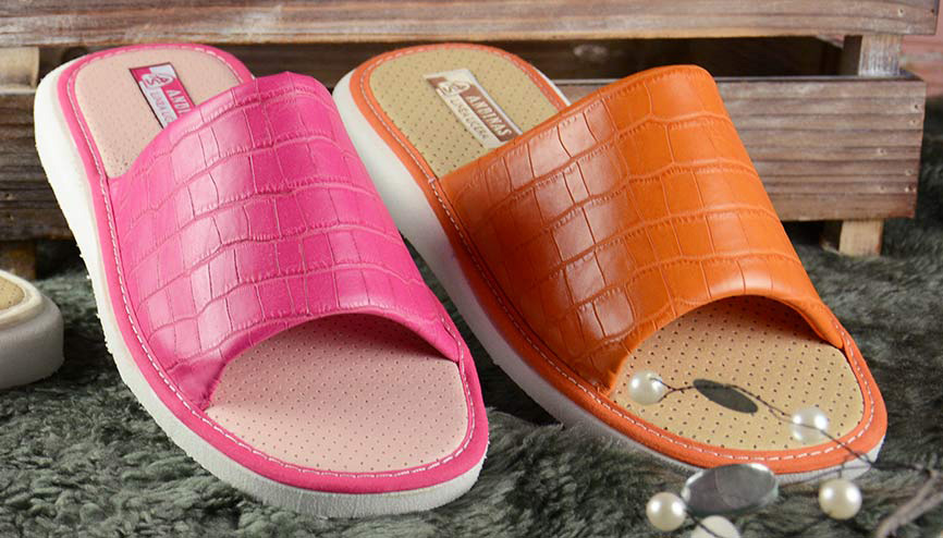 Confort y diseño se conjugan a la perfección en Andinas para obtener como resultado unas zapatillas de primera calidad. Sus nuevas propuestas para el verano 2012, en Hotel Catalonia Barcelona Plaza. #56eimbcn #calzado #moda #feria